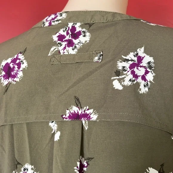 BNWOT Duluth trading company, green floral top - Picture 10 of 16